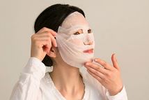 美容液マスクをする女性
