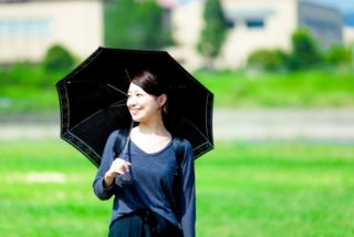 日傘をさしている女性